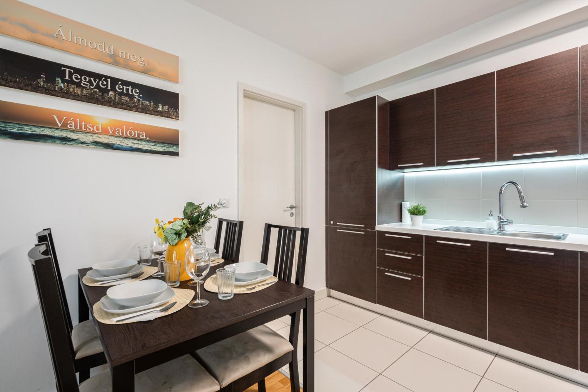 Of Serenity - 2 Bdr, Free Parking And Terrace Budapesta